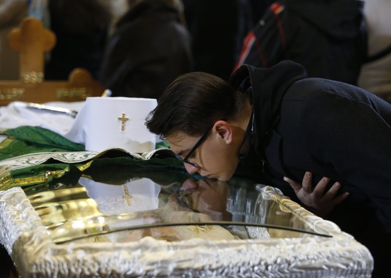 [FOTO] Tijelo patrijarha Irineja izloženo u Beogradu: Vjernici ljubili križ i pokrov lijesa, rijetki nosili masku