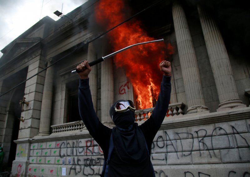 [FOTO] Kaos u Gvatemali: Stotine prosvjednika na ulici tražili ostavku predsjednika, zapalili zgradu parlamenta