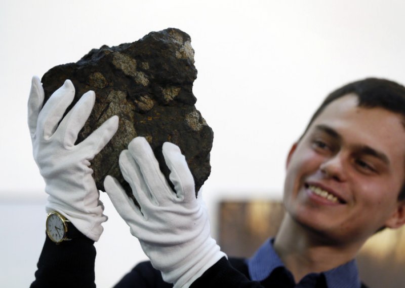 Indonezijski proizvođač lijesova osjeća se prevarenim nakon prodaje meteorita koji mu je probio krovište