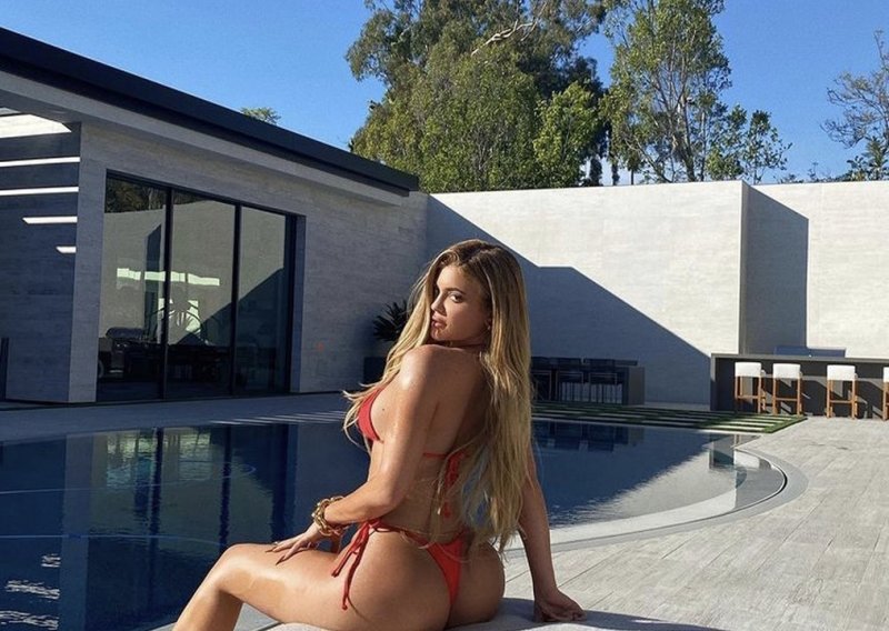 Instagram se užario: Kylie Jenner naglasila bujne obline u bizarnom komadu od baršuna koji bi se rijetko tko usudio nositi