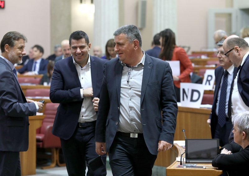 [FOTO] Most se buni: Nema nikoga iz HDZ-a, tjeraju nas iz sabornice; Jandroković odgovara: Ne slušaju vas ni kolege iz vaše stranke