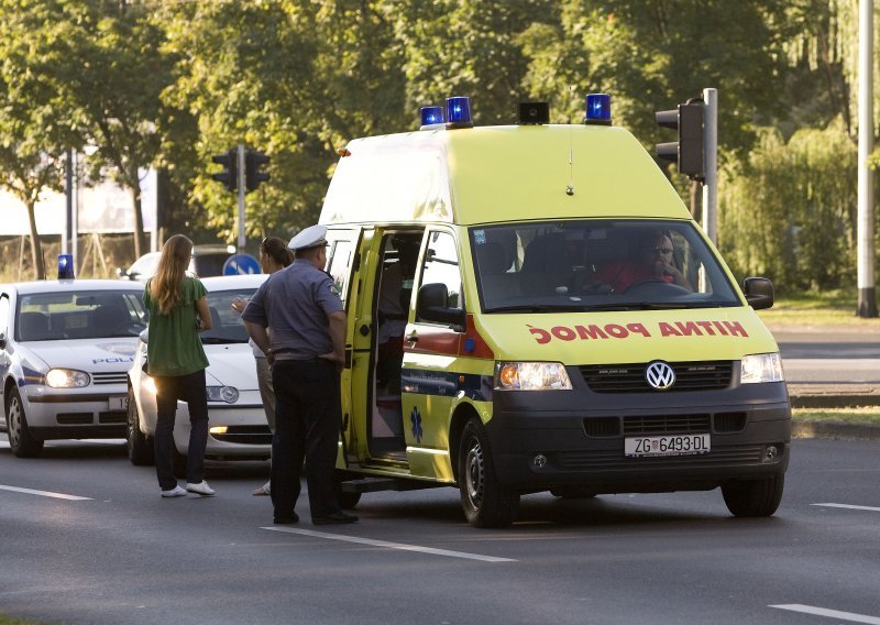 Žena u Vinkovcima ošamarila djelatnicu hitne pomoći tijekom intervencije; čeka je kaznena prijava