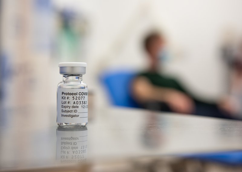 Koronavirus i lažne vijesti: Ne, cjepivo neće izmijeniti vaš DNK