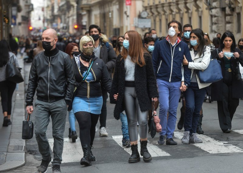 Pandemija bi se mogla zaustaviti kad bi barem 70 posto ljudi u javnosti dosljedno nosilo maske, tvrdi novo istraživanje