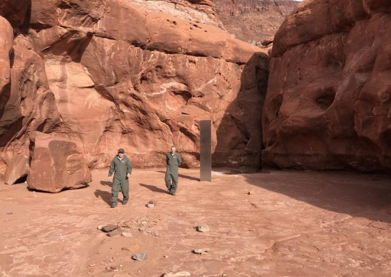 [FOTO/VIDEO] Prebrojavali muflone i pronašli tajanstveni metalni monolit usred američke pustinje