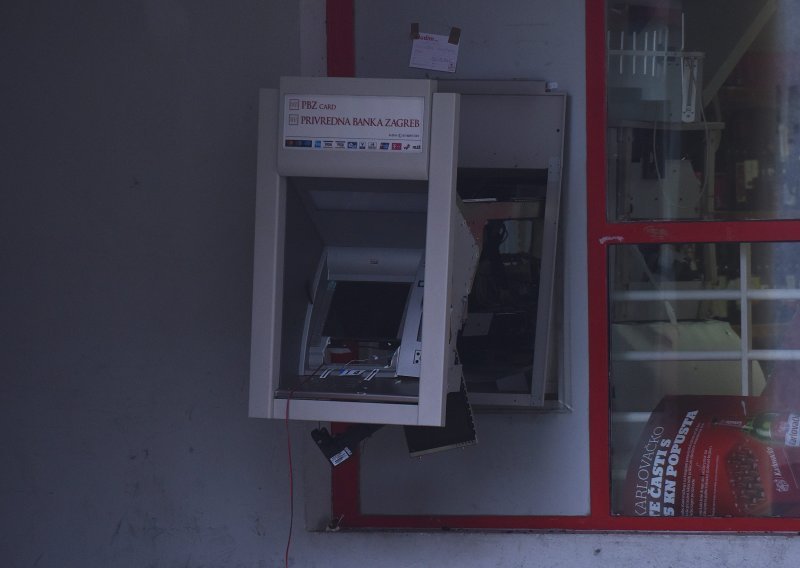 [FOTO] Raznesen bankomat u Karlovcu, lopužama u bijegu ispao novac