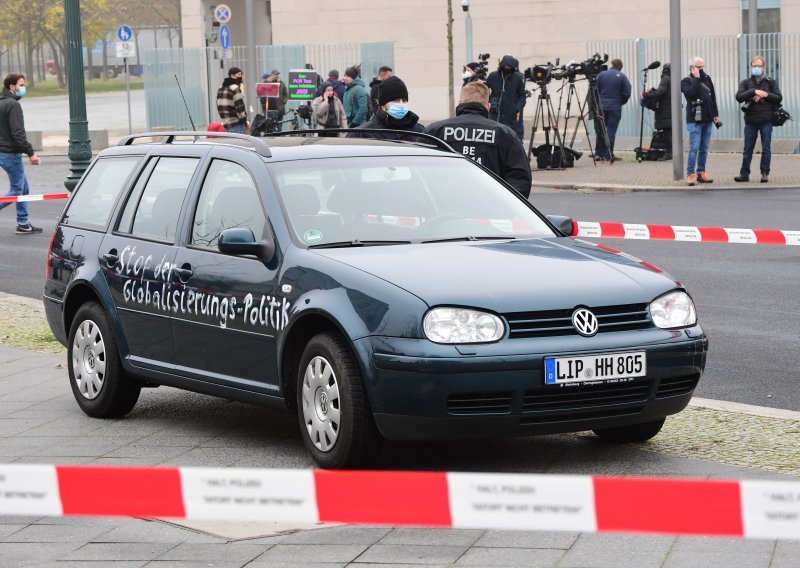 Njemačka policija na ulici; ispituje napad automobilom na ured Angele Merkel