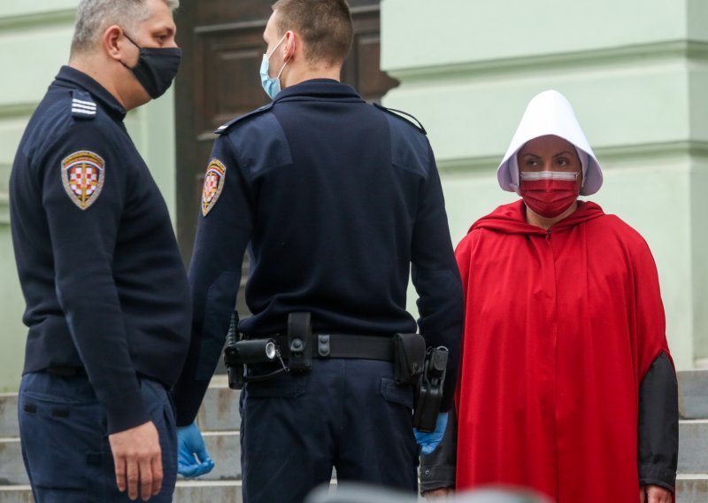 [FOTO/VIDEO] 'Dečki u plavom' u Osijeku legitimirali prosvjed 'žena u crvenom', sve je bilo po propisima