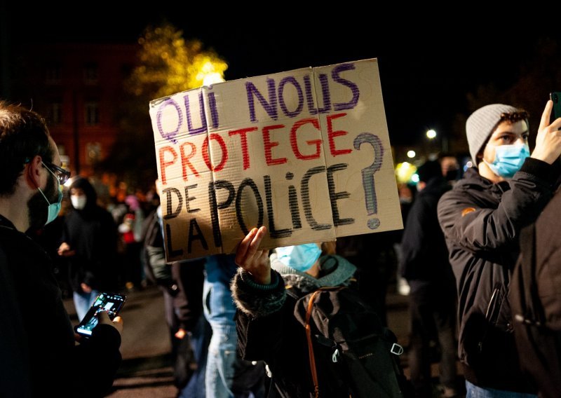 Francuski ministar najavio otkaze policajcima ulovljenim kako tuku muškarca
