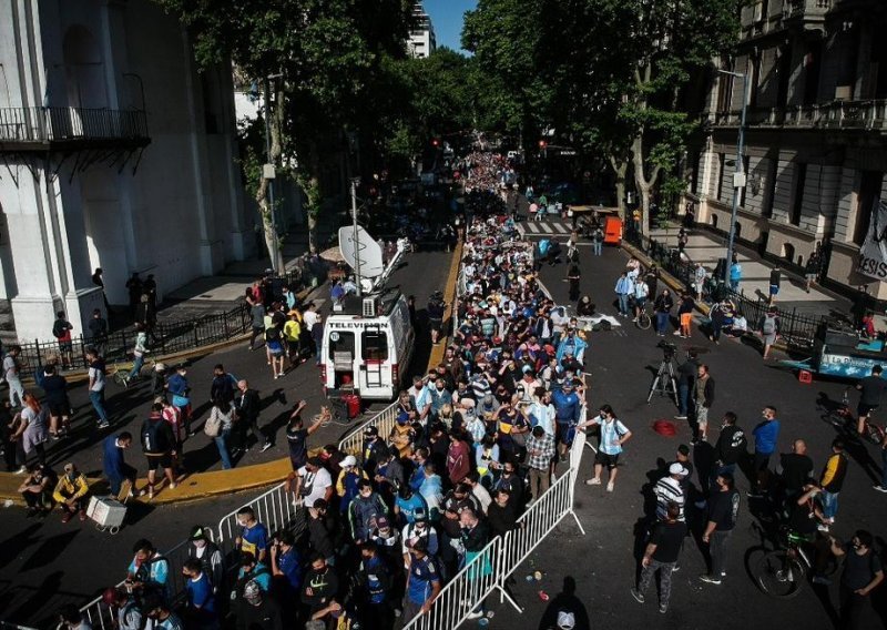 [FOTO] Pokopan je Diego Maradona; Buenos Aires gorio čak i u pandemiji, a zbog nereda je morala intervenirati i policija