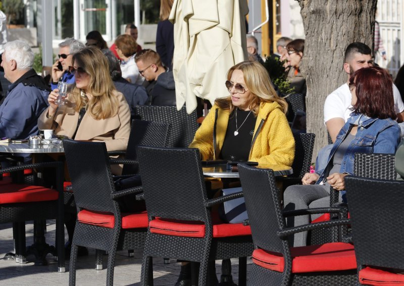 [FOTO] Ovako izgleda posljednje ispijanje kave prije zatvaranja kafića; Dalmatinci napunili terase i uživali u suncu