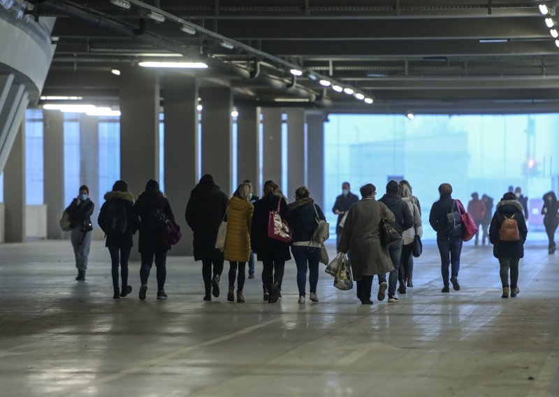 [FOTO/VIDEO] Počinje se puniti i zagrebačka Arena, stiglo medicinsko osoblje; liječnica objasnila kako će to izgledati