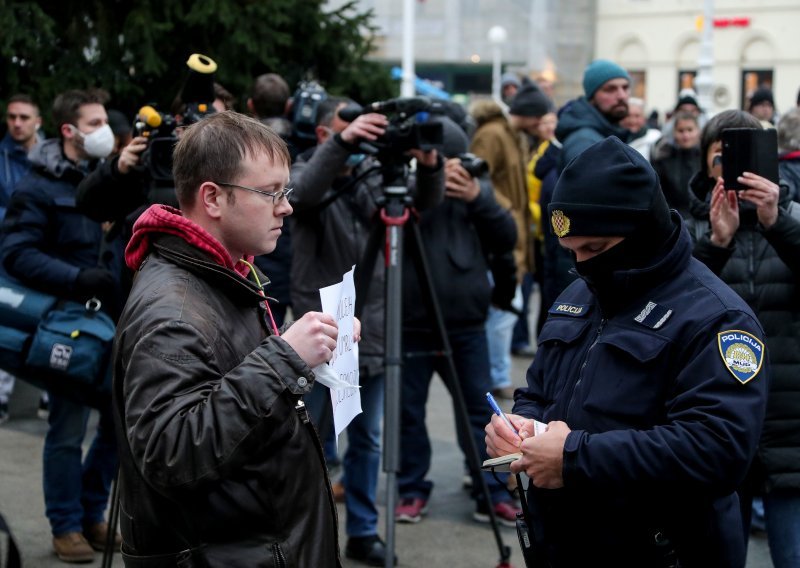 [FOTO] U Zagrebu se protiv epidemioloških mjera skupilo par desetaka ljudi, policija ih legitimirala. Prosvjedovalo se i u drugim gradovima