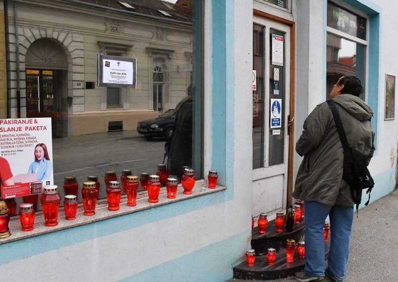 [VIDEO/FOTO] Posljednji ispraćaj kafića u Požegi, upalili lampione, na prozore stavili smrtovnicu