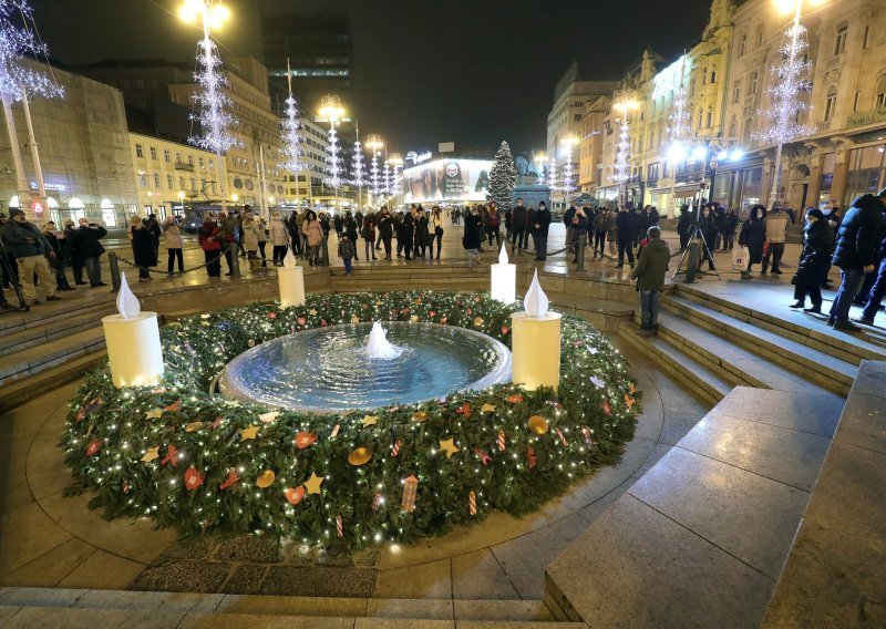Zapaljena prva adventska svijeća na zagrebačkom Trgu bana Jelačića