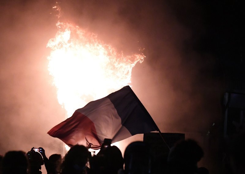 [FOTO/VIDEO] Suzavac i šok granate na prosvjedu u Parizu protiv policijskog nasilja