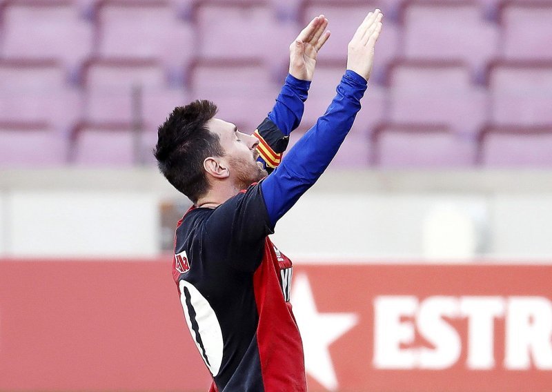 [VIDEO] Lionel Messi zabio gol pa u dresu Newell's Old Boysa odao počast i poklonio se najvećem, Diegu Armandu Maradoni