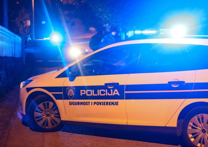 Policija stigla u pretres stana, a stanarka koja se zatekla u njemu nazvala vlasnika da ga obavijesti da će biti uhićen