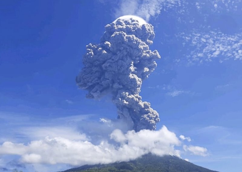 Izdano narančasto upozorenje nakon erupcije vulkana na indonezijskom otoku Lembati, tisuće evakuirane