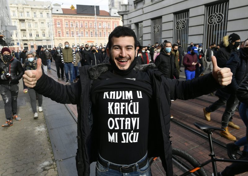[FOTO/VIDEO] Prosvjedovali poduzetnici u Zagrebu, njih stotinjak okupilo se pred Ministarstvom financija paleći lampaše