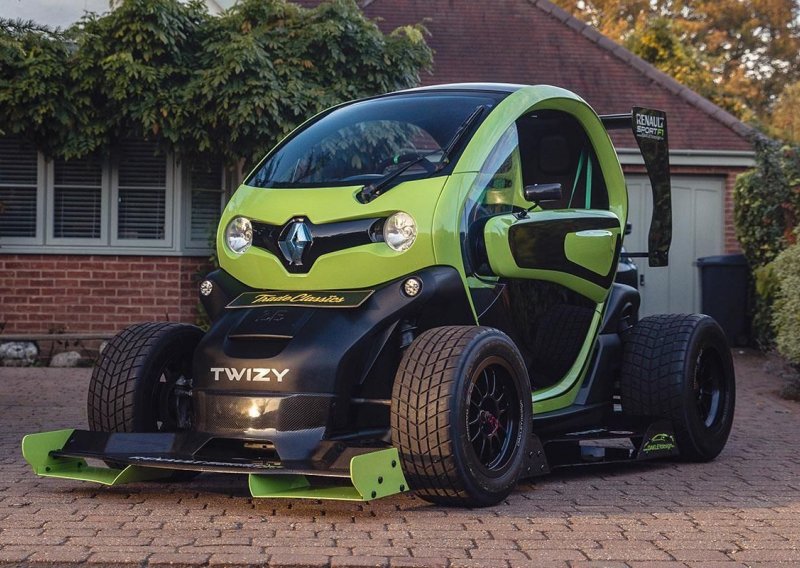 [FOTO/VIDEO] Oakley Design Renault F1 Twizy Sport na prodaji u Velikoj Britaniji; ovaj prerađeni EV definitivno privlači poglede