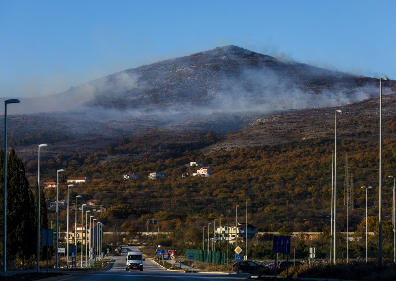 [VIDEO] Buknuo požar kod Dugopolja; jaka bura spriječila dolazak kanadera, vatrogasci na terenu