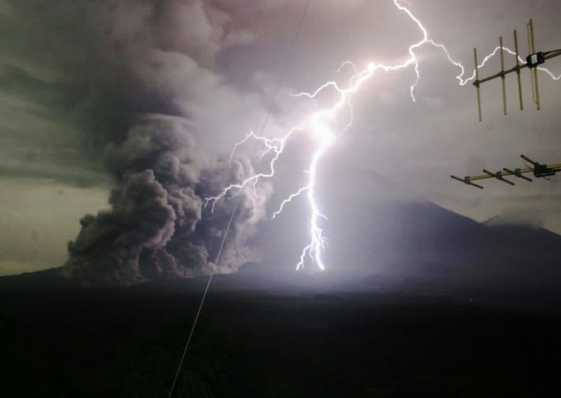 Više od 550 ljudi izbjeglo od erupcija vulkana Semeru na otoku Javi