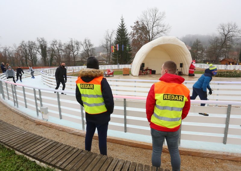 Dječje klizalište prijavljeno stožeru jer se 'pije vino i ne drži razmak', gradonačelnik zaprepašten: 'Prijavili su nas frustrirani Dugorešani, žele oteti djeci osmijeh s lica'