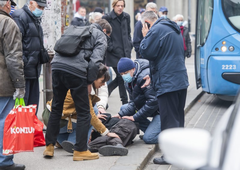 Tramvaj na Britancu vukao čovjeka zarobljenog vratima, prolaznici spašavali nesretnika