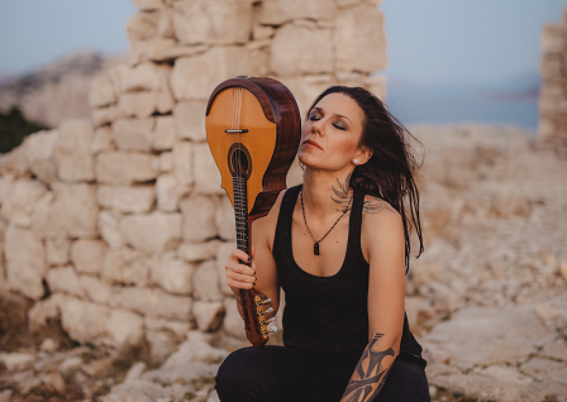 Mandolinistica Sanja Vrančić obradila 'The Trooper' Iron Maidena