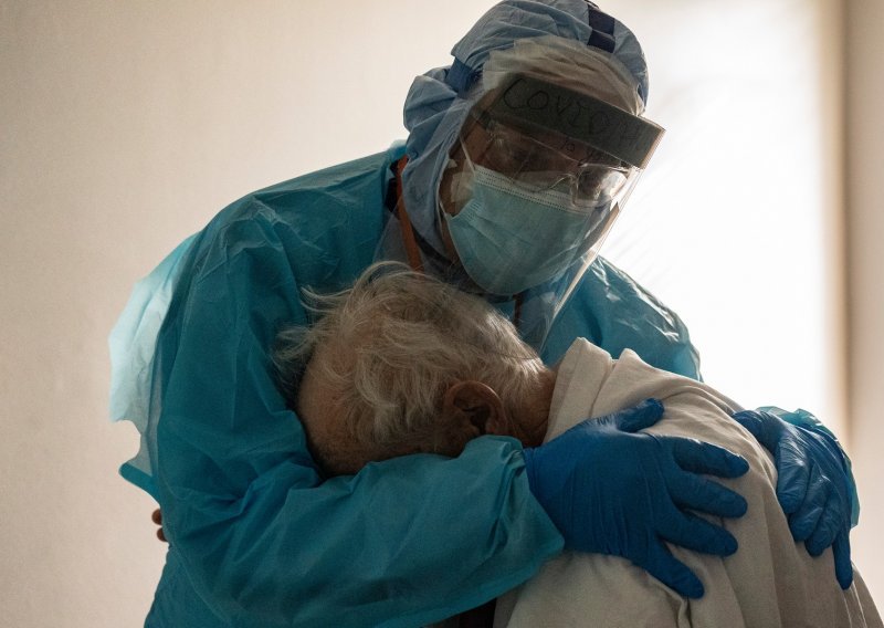 Liječnik s viralne fotografije objasnio zašto je zagrlio pacijenta