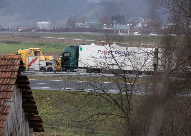 [FOTO/VIDEO] Zatvorena autocesta zbog teške prometne nesreće, kamion se prevrnuo