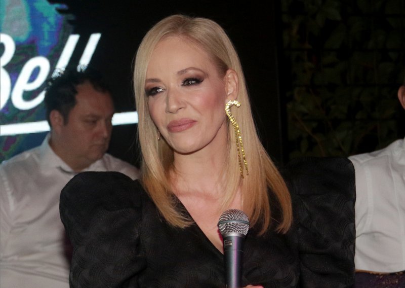 Za nju nema zime: Jelena Rozga prkosi hladnoći u genijalnoj haljini koju bismo rado pospremili u ormar