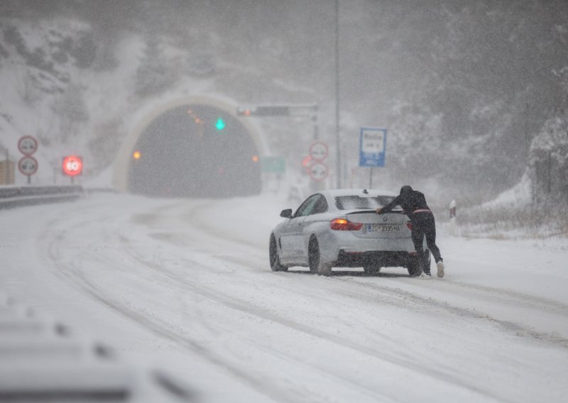 [FOTO] Od idiličnih scena iz Rastoka do ralica i vozača koji guraju svoja vozila na autocesti, pogledajte prvi ovogodišnji snijeg u Hrvatskoj