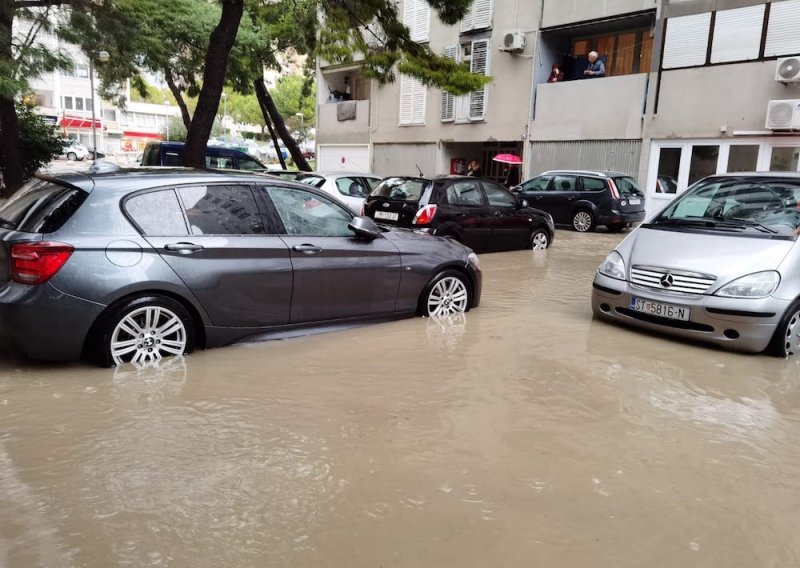 [FOTO/VIDEO] Split paraliziran, kiša potopila sve gradske prometnice