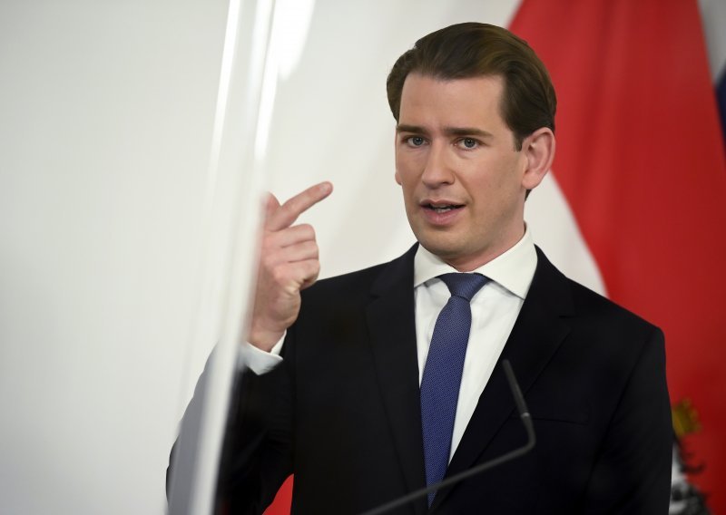 Kurz pod okriljem noći donio stroge mjere: Novu godinu smije zajedno čekati šest osoba, maske i na otvorenom...