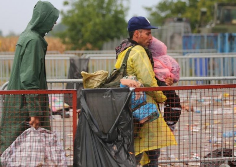 Završena evakuacija izbjegličkog kampa u Idomeniju
