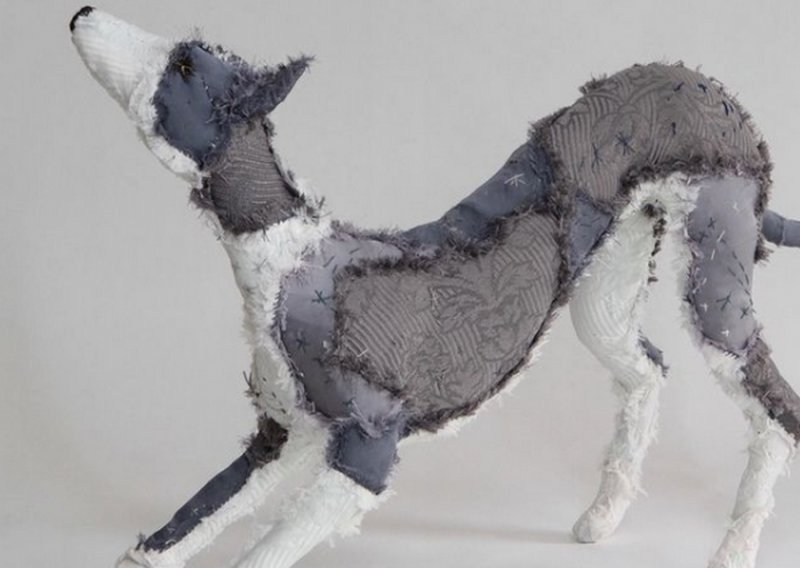Britanska umjetnica izrađuje pse od reciklirane tkanine