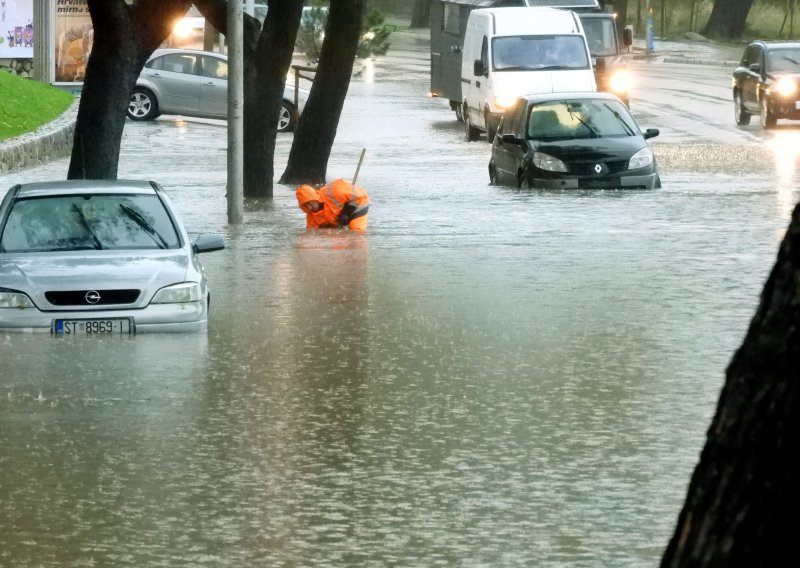 U bujicama s automobila popadale registarske pločice