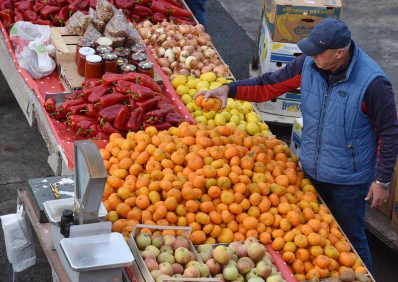 Proizvođači ih zatrpali pritužbama, iz Ministarstva odgovaraju: Direktna prodaja voća i povrća iz kombija nije obustavljena