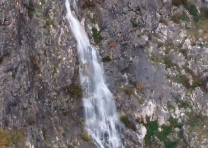 [VIDEO] Rijedak fenomen na Mosoru: Ogromna količina kiše probudila slapove