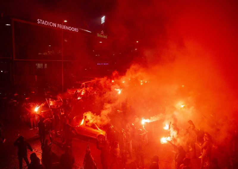 [VIDEO, FOTO] Uoči utakmice protiv Feyenoorda, nogometaši Dinama imali 'vrući doček'; pogledajte 'pakao' ispred stadiona