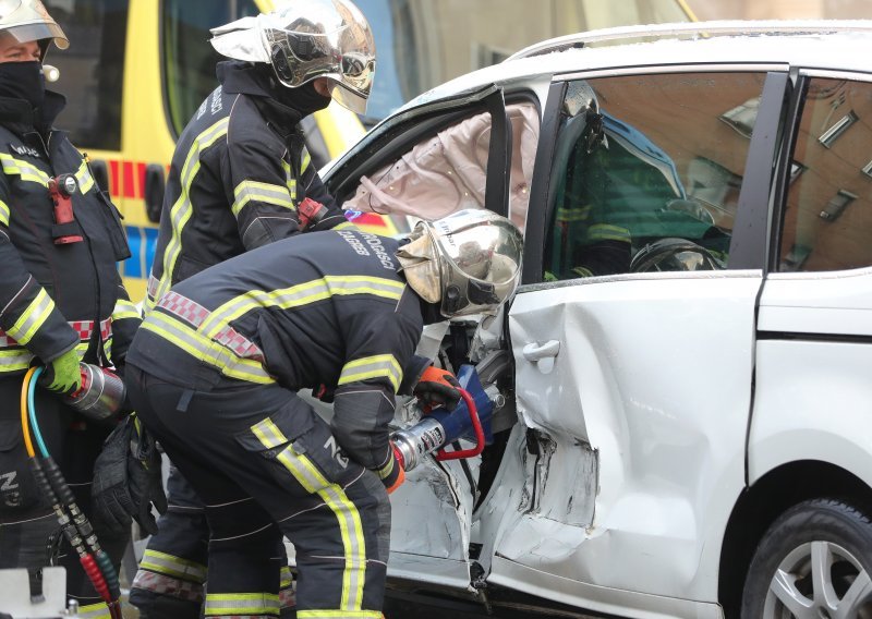 [FOTO/VIDEO] Prometna nesreća više automobila i tramvaja u Ilici, vatrogasci morali rezati lim da dođu do unesrećenih