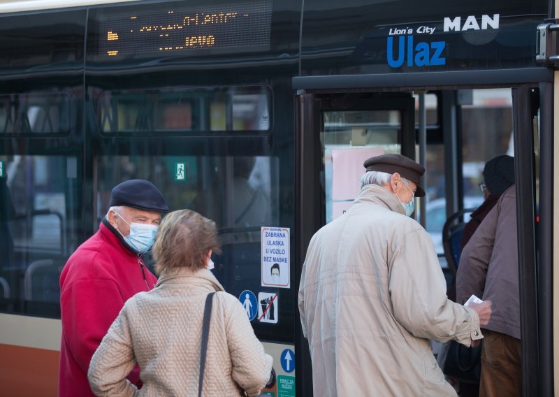 Iz riječkog Stožera uputili apel: Molimo sve osobe starije životne dobi da do daljnjega izbjegavaju korištenje javnoga gradskog prijevoza