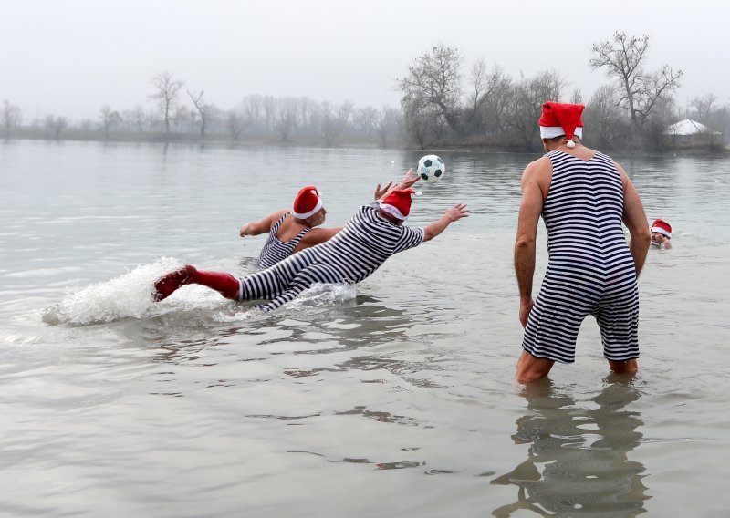 [FOTO] Opatijski kukali odigrali 'jarunski picigin', postrojio ih gradonačelnik Bandić