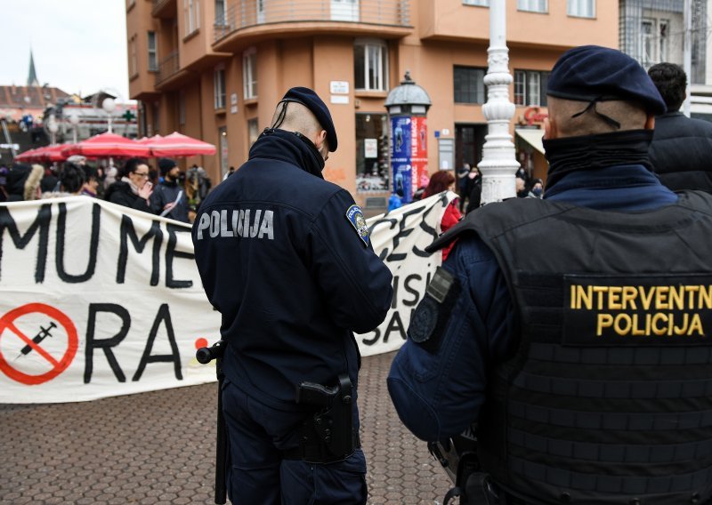 Antivakseri prosvjedovali usred Zagreba: 'Cijepi si mamu, mene nećeš'
