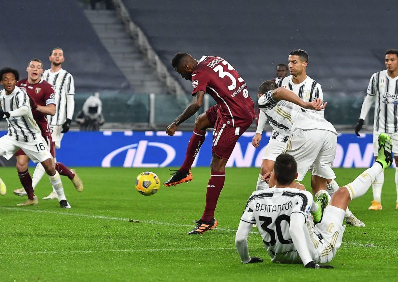 Pirlo i Tudor izbjegli 'šamarčinu' od gradskog suparnika; Juventus se u samoj završnici provukao i preokretom srušio nesretni Torino