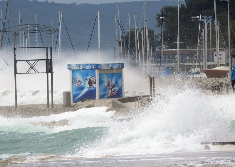 [FOTO/VIDEO] More podivljalo od Istre do Dubrovnika: Poplavljene rive, podrumi i polja; problemi sa opskrbom struje