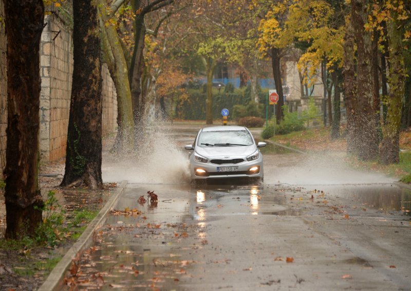 Vozači oprez: Čuvajte se lokvi na kolniku, poledice i odrona