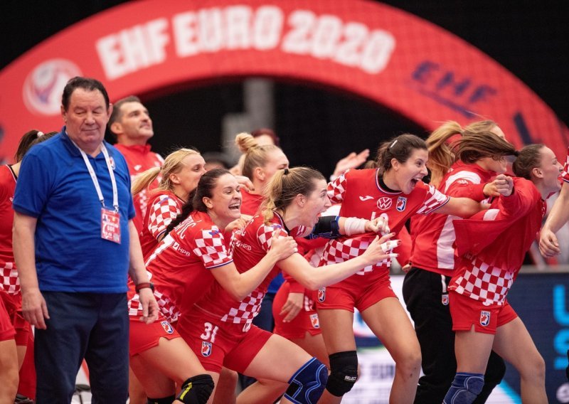 [VIDEO/FOTO] Pogledajte pobjedničko slavlje hrvatskih rukometašica; izbornik Šoštarić je otkrio tajnu uspjeha: Ma ove cure su lude...